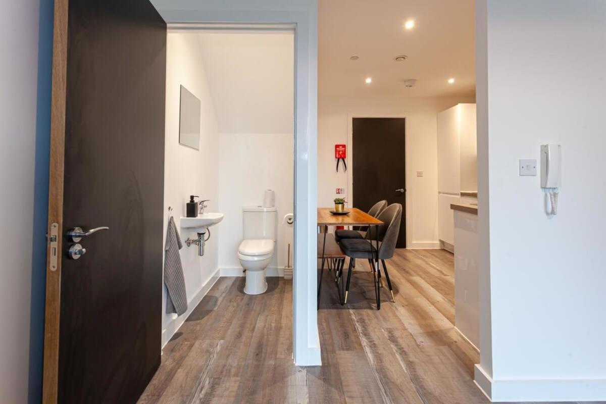 Superb 2 Bed Flat 5Min To Old Trafford Stadium Манчестър Екстериор снимка