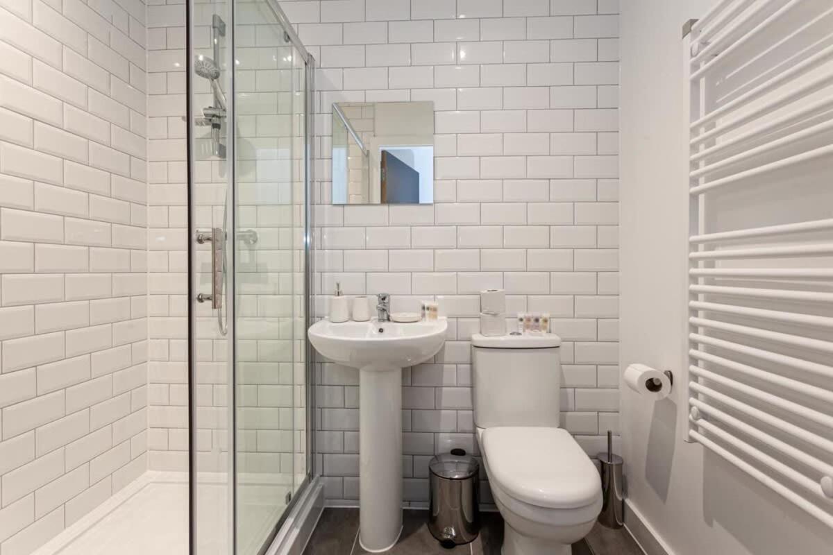 Superb 2 Bed Flat 5Min To Old Trafford Stadium Манчестър Екстериор снимка