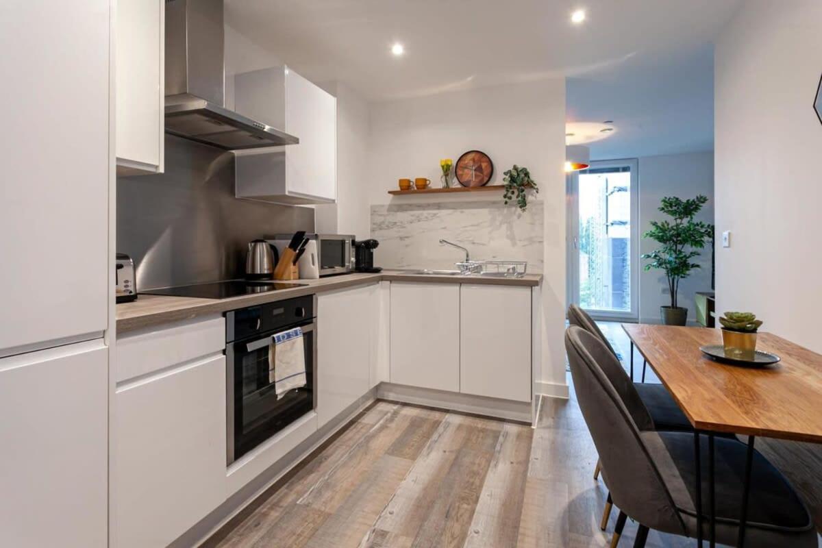 Superb 2 Bed Flat 5Min To Old Trafford Stadium Манчестър Екстериор снимка