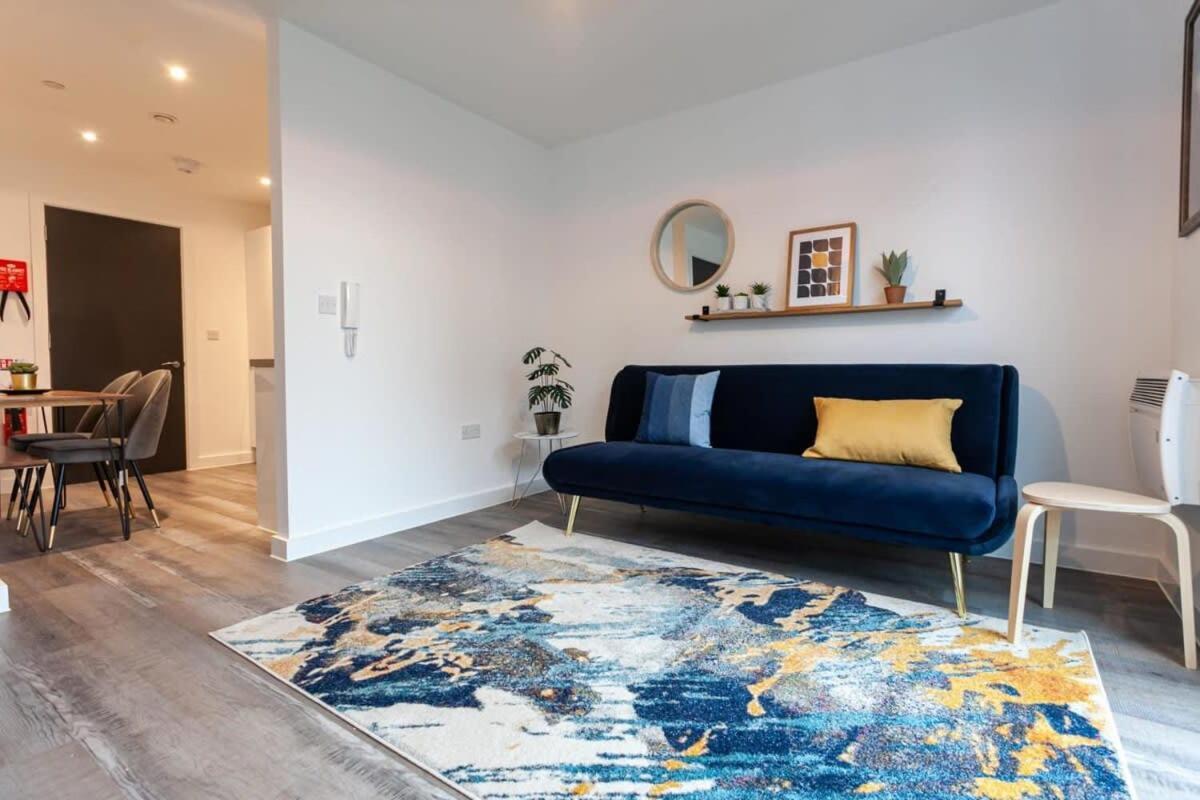Superb 2 Bed Flat 5Min To Old Trafford Stadium Манчестър Екстериор снимка