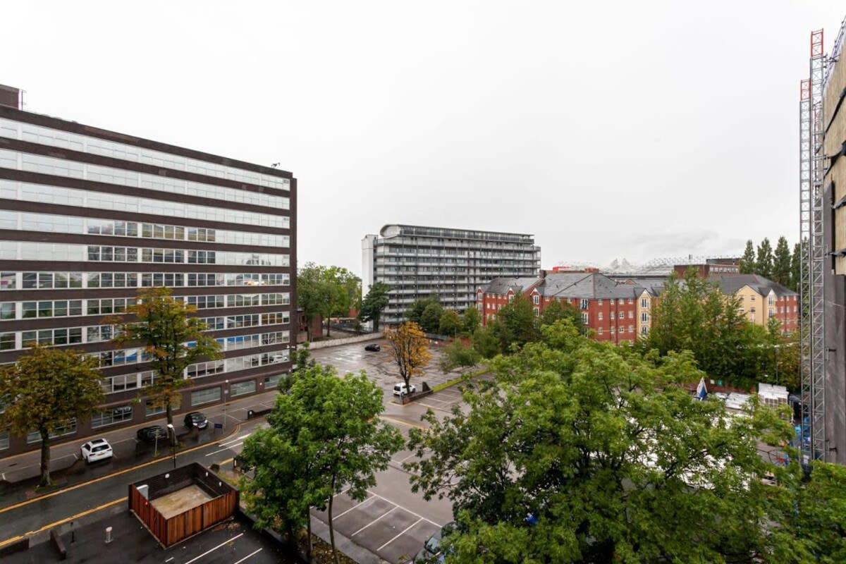 Superb 2 Bed Flat 5Min To Old Trafford Stadium Манчестър Екстериор снимка